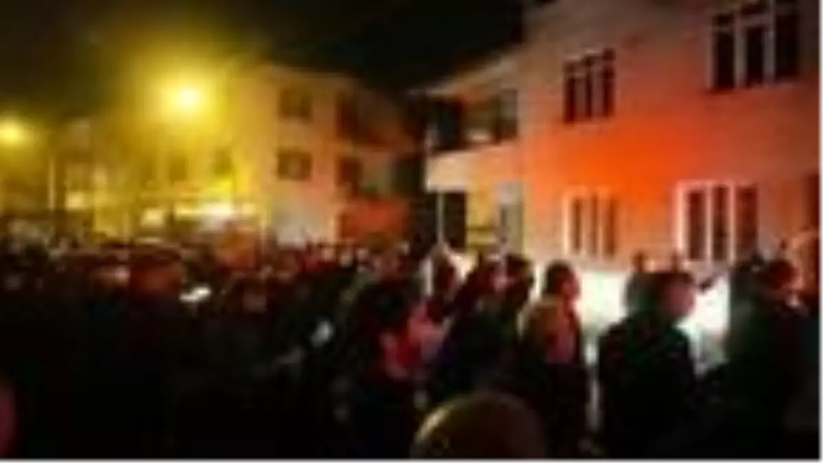 Son dakika! Sosyal mesafeyi unutan mahalleli film izler gibi yangını izledi