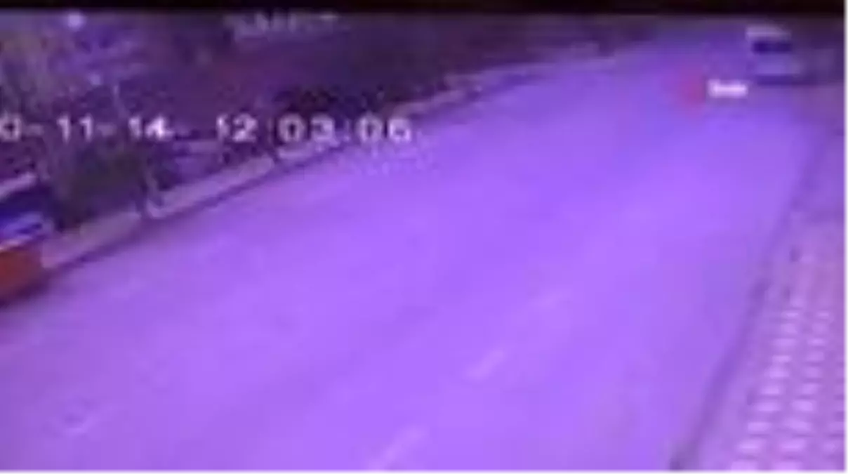 3 ağacı devirerek durabildi...Otomobilin altında kalmaktan son anda böyle kurtuldular