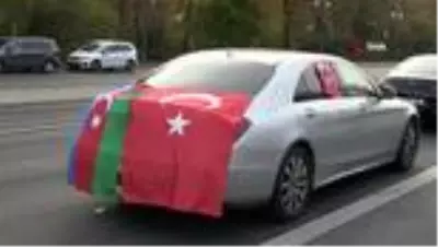 Berlin'de Azerbaycan'ın Dağlık Karabağ zaferi konvoyla kutlandı
