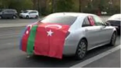 Berlin'de Azerbaycan'ın Dağlık Karabağ zaferi konvoyla kutlandı