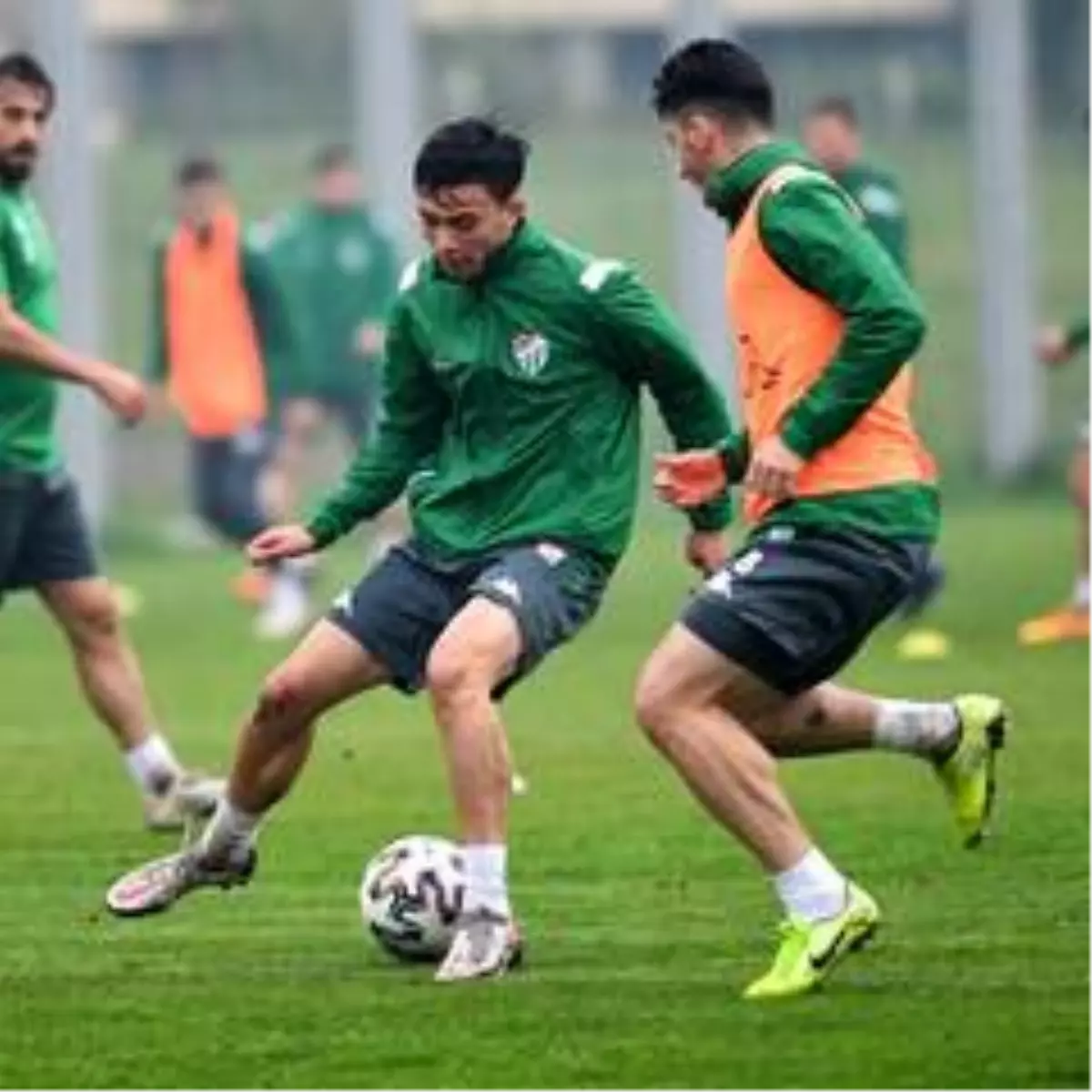 Bursaspor, Adanaspor maçı hazırlıklarını yağmur altında sürdürdü