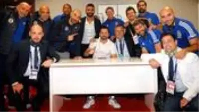 Emre Belözoğlu'nun yardımcısı Selçuk Şahin F.Bahçe'nin gizli kahramanı oldu Emre Belözoğlu'nun yardımcısı Selçuk Şahin F.Bahçe'nin gizli kahramanı oldu