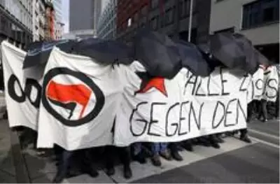 - Frankfurt'ta Covid-19 önlemleri karşıtı protestoya polis müdahalesi - Frankfurt'ta Covid-19 önlemleri karşıtı protestoya polis müdahalesi