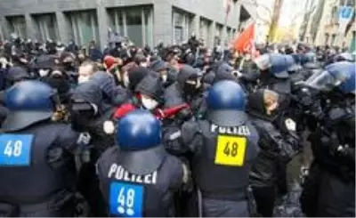 - Frankfurt'ta Covid-19 önlemleri karşıtı protestoya polis müdahalesi - Frankfurt'ta Covid-19 önlemleri karşıtı protestoya polis müdahalesi