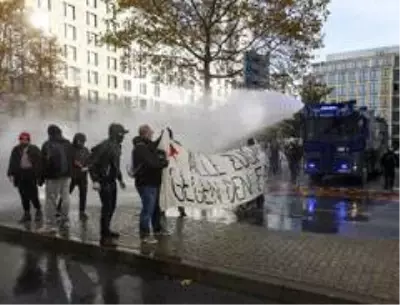 - Frankfurt'ta Covid-19 önlemleri karşıtı protestoya polis müdahalesi - Frankfurt'ta Covid-19 önlemleri karşıtı protestoya polis müdahalesi