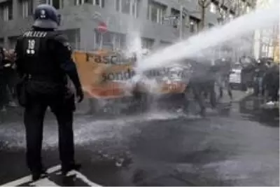 - Frankfurt'ta Covid-19 önlemleri karşıtı protestoya polis müdahalesi - Frankfurt'ta Covid-19 önlemleri karşıtı protestoya polis müdahalesi