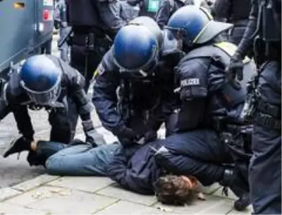 - Frankfurt'ta Covid-19 önlemleri karşıtı protestoya polis müdahalesi - Frankfurt'ta Covid-19 önlemleri karşıtı protestoya polis müdahalesi