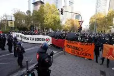 - Frankfurt'ta Covid-19 önlemleri karşıtı protestoya polis müdahalesi - Frankfurt'ta Covid-19 önlemleri karşıtı protestoya polis müdahalesi