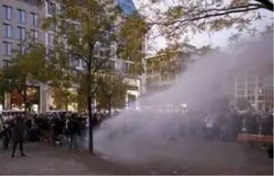 - Frankfurt'ta Covid-19 önlemleri karşıtı protestoya polis müdahalesi - Frankfurt'ta Covid-19 önlemleri karşıtı protestoya polis müdahalesi