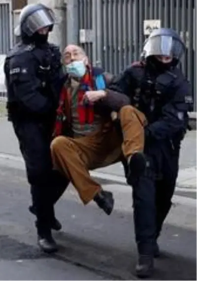 - Frankfurt'ta Covid-19 önlemleri karşıtı protestoya polis müdahalesi - Frankfurt'ta Covid-19 önlemleri karşıtı protestoya polis müdahalesi