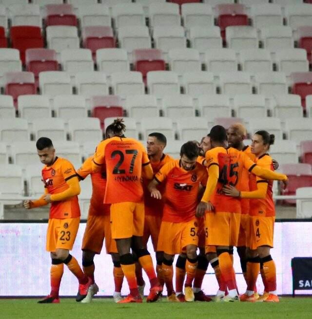 Galatasaraylı Luyindama milli takımda sakatlandı ve maç kadrosundan çıkarıldı Galatasaraylı Luyindama milli takımda sakatlandı ve maç kadrosundan çıkarıldı