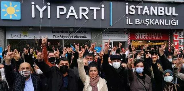 İstanbul İl Başkanlığı önünde toplanan İYİ Partililer, Buğra Kavuncu ve Bahadır Erdem'in istifasını istedi İstanbul İl Başkanlığı önünde toplanan İYİ Partililer, Buğra Kavuncu ve Bahadır Erdem'in istifasını istedi