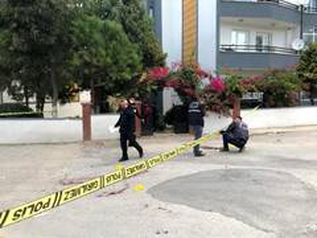 Kavga sırasında boğazından bıçaklanan iki çocuk babası garson yaşamını yitirdi