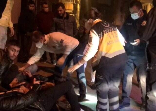 'Ne bakıyorsun' tartışmasında silahlar çekildi: 1'i ağır 2 yaralı 'Ne bakıyorsun' tartışmasında silahlar çekildi: 1'i ağır 2 yaralı