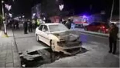 Otomobille hafif ticari araç çarpıştı: 3 yaralı Otomobille hafif ticari araç çarpıştı: 3 yaralı