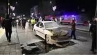 Otomobille hafif ticari araç çarpıştı: 3 yaralı Otomobille hafif ticari araç çarpıştı: 3 yaralı