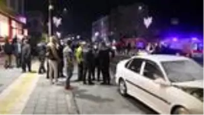 Otomobille hafif ticari araç çarpıştı: 3 yaralı Otomobille hafif ticari araç çarpıştı: 3 yaralı