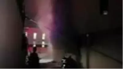 Silah fabrikasında çıkan yangına müdahale ediliyor (2) Silah fabrikasında çıkan yangına müdahale ediliyor (2)
