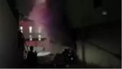Silah fabrikasında çıkan yangına müdahale ediliyor (2) Silah fabrikasında çıkan yangına müdahale ediliyor (2)