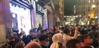 Atlas: Taksim'de bir pasajın ikinci katına çıkan şahıs elindeki jiletle intihara kalkıştı Atlas: Taksim'de bir pasajın ikinci katına çıkan şahıs elindeki jiletle intihara kalkıştı