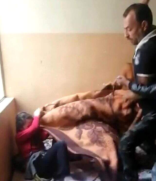 Vicdansız baba çocuklarını odaya kapatıp kemerle dövdü, o anları da kayda alıp karısına gönderdi