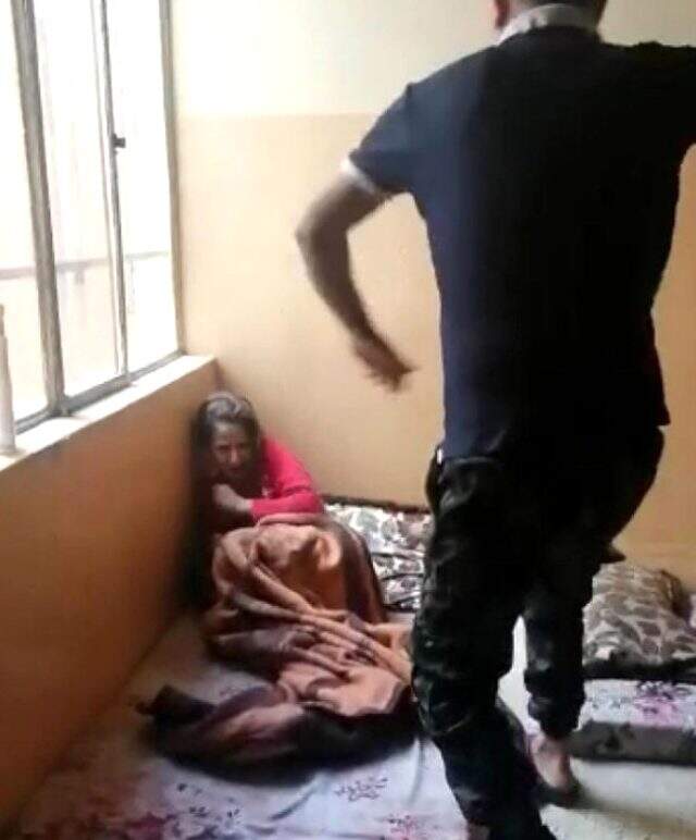 Vicdansız baba çocuklarını odaya kapatıp kemerle dövdü, o anları da kayda alıp karısına gönderdi