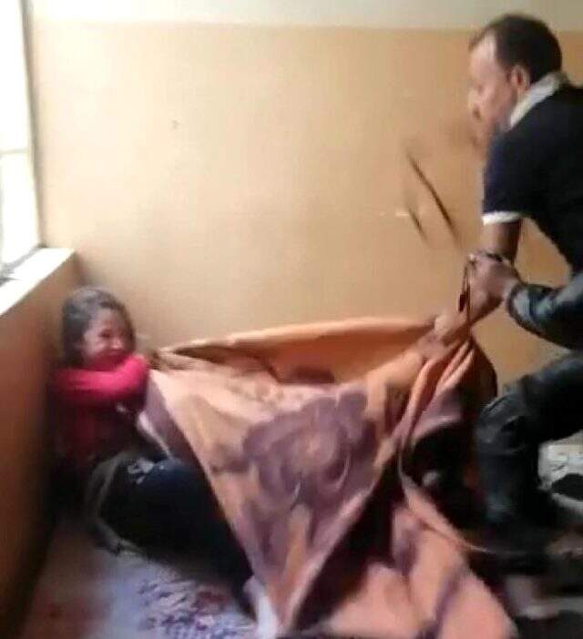 Vicdansız baba çocuklarını odaya kapatıp kemerle dövdü, o anları da kayda alıp karısına gönderdi
