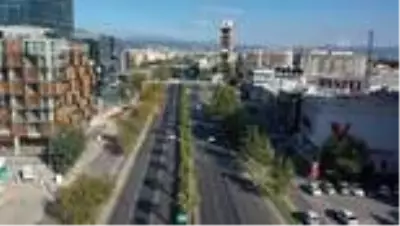 Ağır hasarlı binaların yıkımı sürüyor Ağır hasarlı binaların yıkımı sürüyor