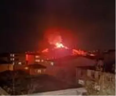 Apartmanın çatısı alev alev yandı Apartmanın çatısı alev alev yandı