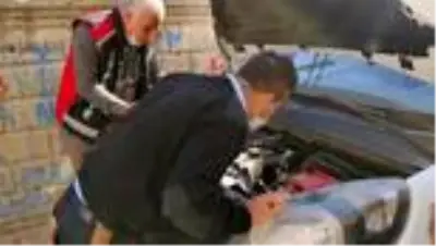 Aracın motoruna sıkışan kediyi itfaiye ekibi kurtardı Aracın motoruna sıkışan kediyi itfaiye ekibi kurtardı