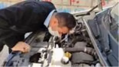 Aracın motoruna sıkışan kediyi itfaiye ekibi kurtardı Aracın motoruna sıkışan kediyi itfaiye ekibi kurtardı