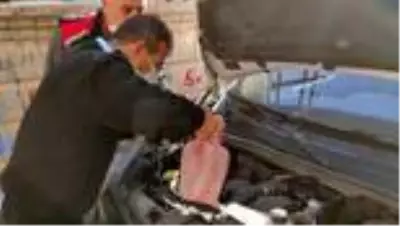 Aracın motoruna sıkışan kediyi itfaiye ekibi kurtardı Aracın motoruna sıkışan kediyi itfaiye ekibi kurtardı
