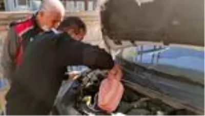 Aracın motoruna sıkışan kediyi itfaiye ekibi kurtardı Aracın motoruna sıkışan kediyi itfaiye ekibi kurtardı