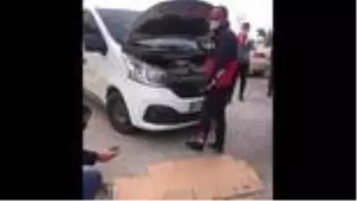 Son dakika haberleri: Ayağı araç motoruna sıkışan kedi kurtarıldı Son dakika haberleri: Ayağı araç motoruna sıkışan kedi kurtarıldı