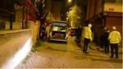 Bahçe duvarına çarpan otomobil devrildi Bahçe duvarına çarpan otomobil devrildi
