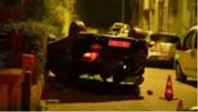 Bahçe duvarına çarpan otomobil devrildi Bahçe duvarına çarpan otomobil devrildi