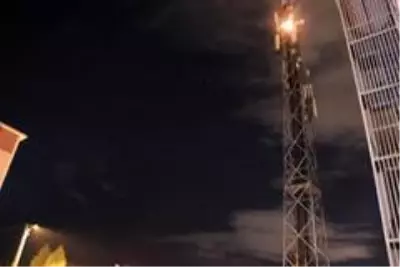 Baz istasyonunun direği alev alev yandı Baz istasyonunun direği alev alev yandı