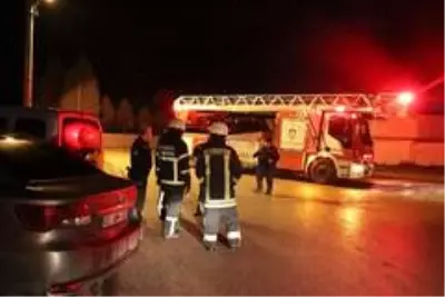 Baz istasyonunun direği alev alev yandı Baz istasyonunun direği alev alev yandı