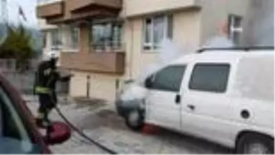 Bolu'da park halindeki otomobil alev alev yandı Bolu'da park halindeki otomobil alev alev yandı