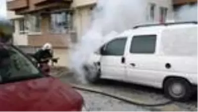 Bolu'da park halindeki otomobil alev alev yandı Bolu'da park halindeki otomobil alev alev yandı