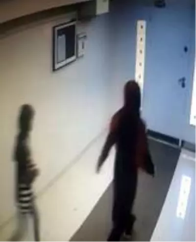 Çete hırsızlar güvenlik kamerasında...Çocuklar bisikleti, kadınlar ayakkabıları çaldı Çete hırsızlar güvenlik kamerasında...Çocuklar bisikleti, kadınlar ayakkabıları çaldı