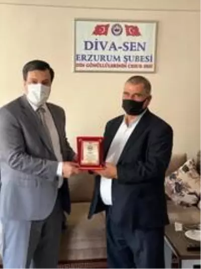 Diva-Sen'den emekli imamlara vefa plaketi Diva-Sen'den emekli imamlara vefa plaketi