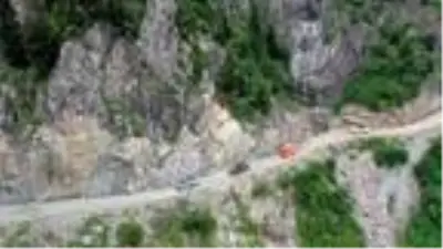 'Dünyanın en tehlikeli yolu'ndan geçmek cesaret istiyor 'Dünyanın en tehlikeli yolu'ndan geçmek cesaret istiyor