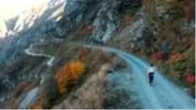 'Dünyanın en tehlikeli yolu'ndan geçmek cesaret istiyor 'Dünyanın en tehlikeli yolu'ndan geçmek cesaret istiyor