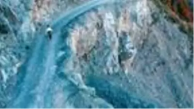 'Dünyanın en tehlikeli yolu'ndan geçmek cesaret istiyor 'Dünyanın en tehlikeli yolu'ndan geçmek cesaret istiyor