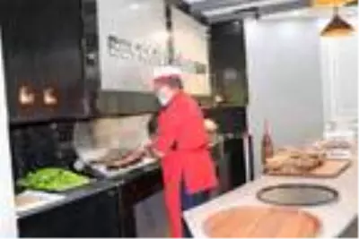 Erzurum'un meşhur Cağ Kebabı, Vanlıların damak tadına sunuldu Erzurum'un meşhur Cağ Kebabı, Vanlıların damak tadına sunuldu