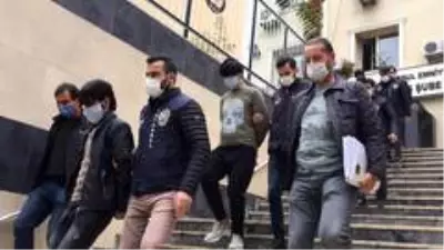 Fatih'teki cinayetin zanlıları adliyeye sevk edildi Fatih'teki cinayetin zanlıları adliyeye sevk edildi