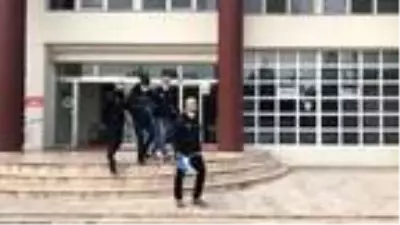 FETÖ üyelerini yurt dışına kaçırmaktan hüküm giyen cezaevi firarisi yakalandı (2) FETÖ üyelerini yurt dışına kaçırmaktan hüküm giyen cezaevi firarisi yakalandı (2)