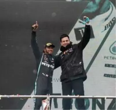 Hamilton kupasını aldı