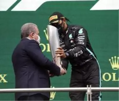 Hamilton kupasını aldı